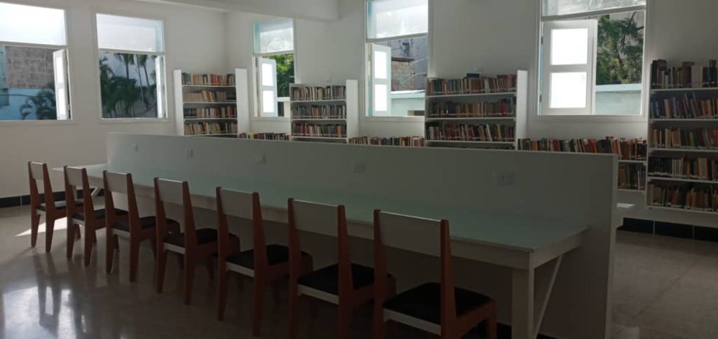 Salones interiores de la Biblioteca Alejo Carpentier